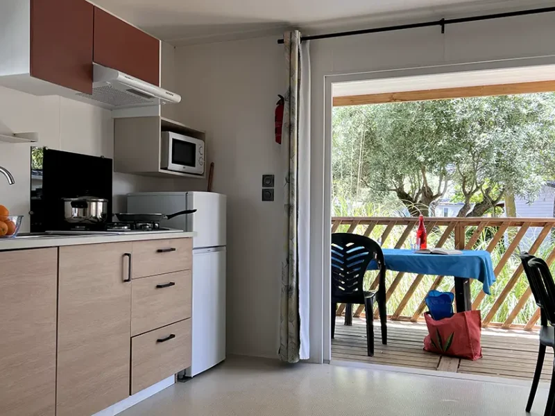 Intérieur de mobilhome avec vue sur la terrasse.